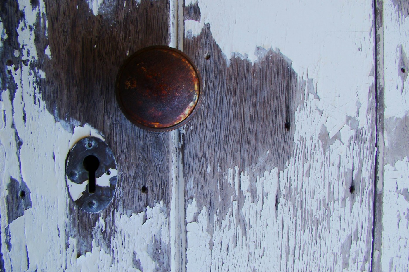 Porta con serratura e pomolo